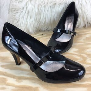 MICHELLE D Black Patent Leather Heels with Bow